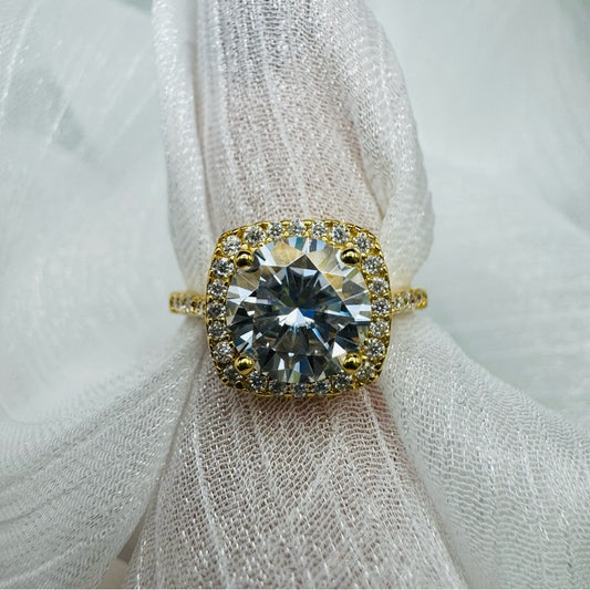3.9CT Moissanite Diamond Round Cut in Pavé Halo Gold