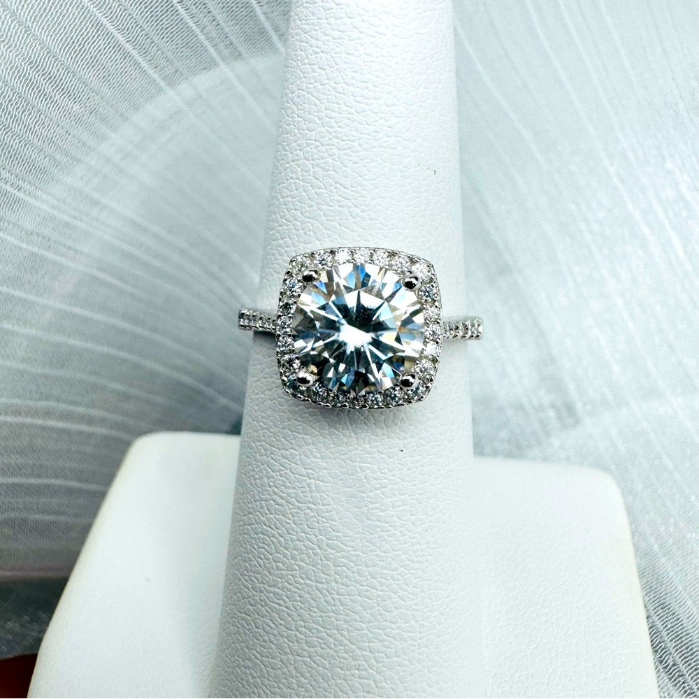 3.92 CT Moissanite Diamond Solitare Pavé Halo Ring