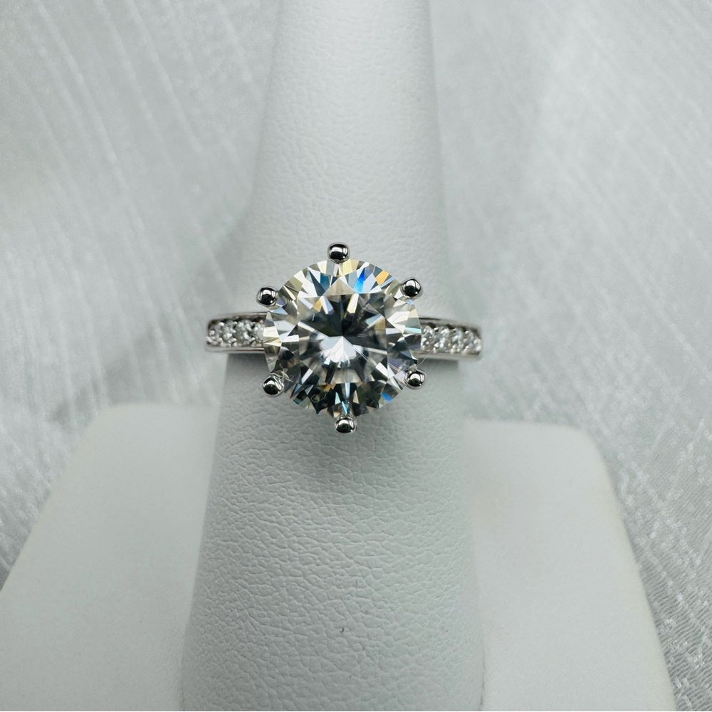 5.24 CT Moissanite Diamond Solitare w Pavé Band
