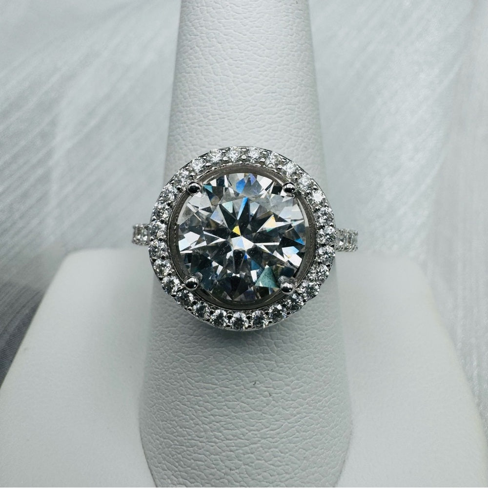 4.32 CT Moissanite Diamond Solitare w Pavé Band & Halo