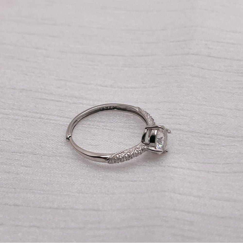1.0 CT Moissanite Diamond Twist Ring