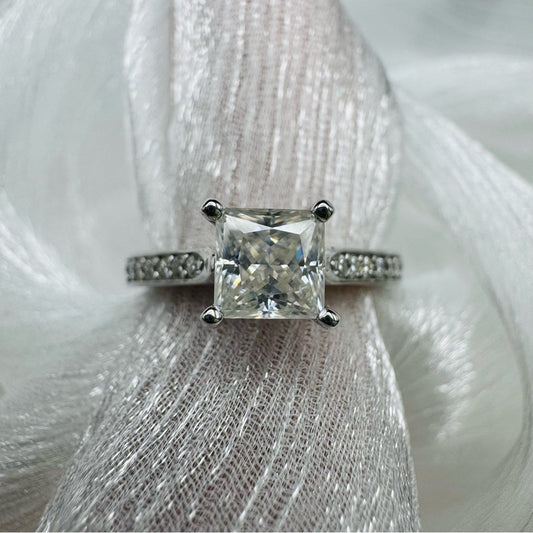 2CT Moissanite Diamond Princess Cut with Pavé Band