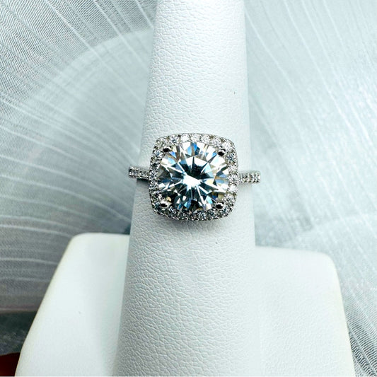 3.92 CT Moissanite Diamond Solitare Pavé Halo Ring