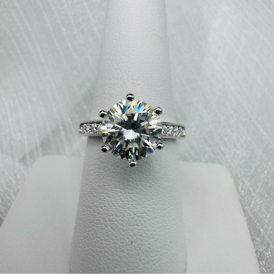 5.24 CT Moissanite Diamond Solitare w Pavé Band