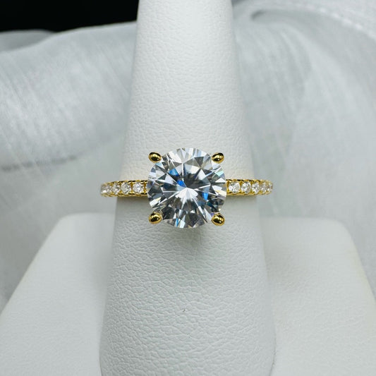 4.3 CT Moissanite Diamond Solitare Cut & Pavé Band