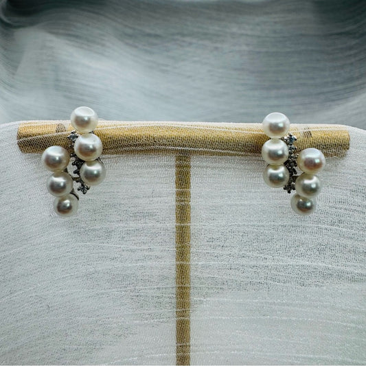 Baby Freshwater Pearl and Pavé Bar Studs