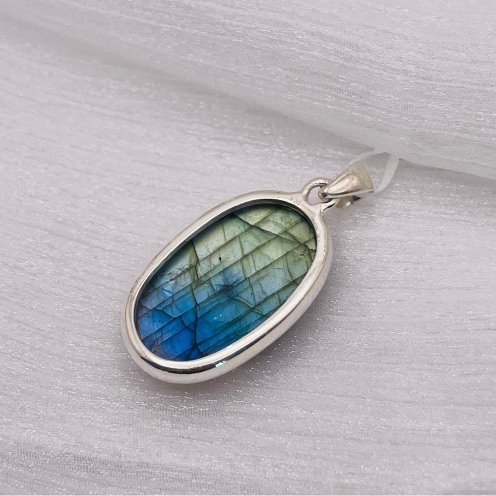 LA1 Labradorite Oval Pendant