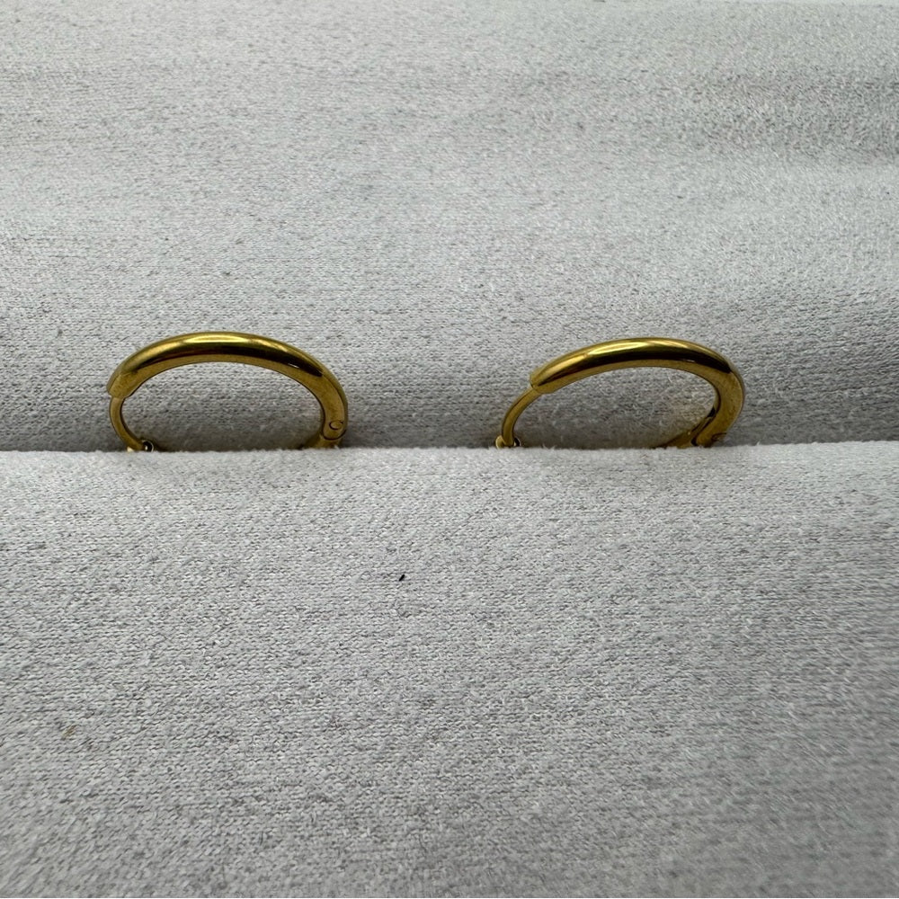 17.5mm | Hoop/ Huggie Earrings - Gold (#44)