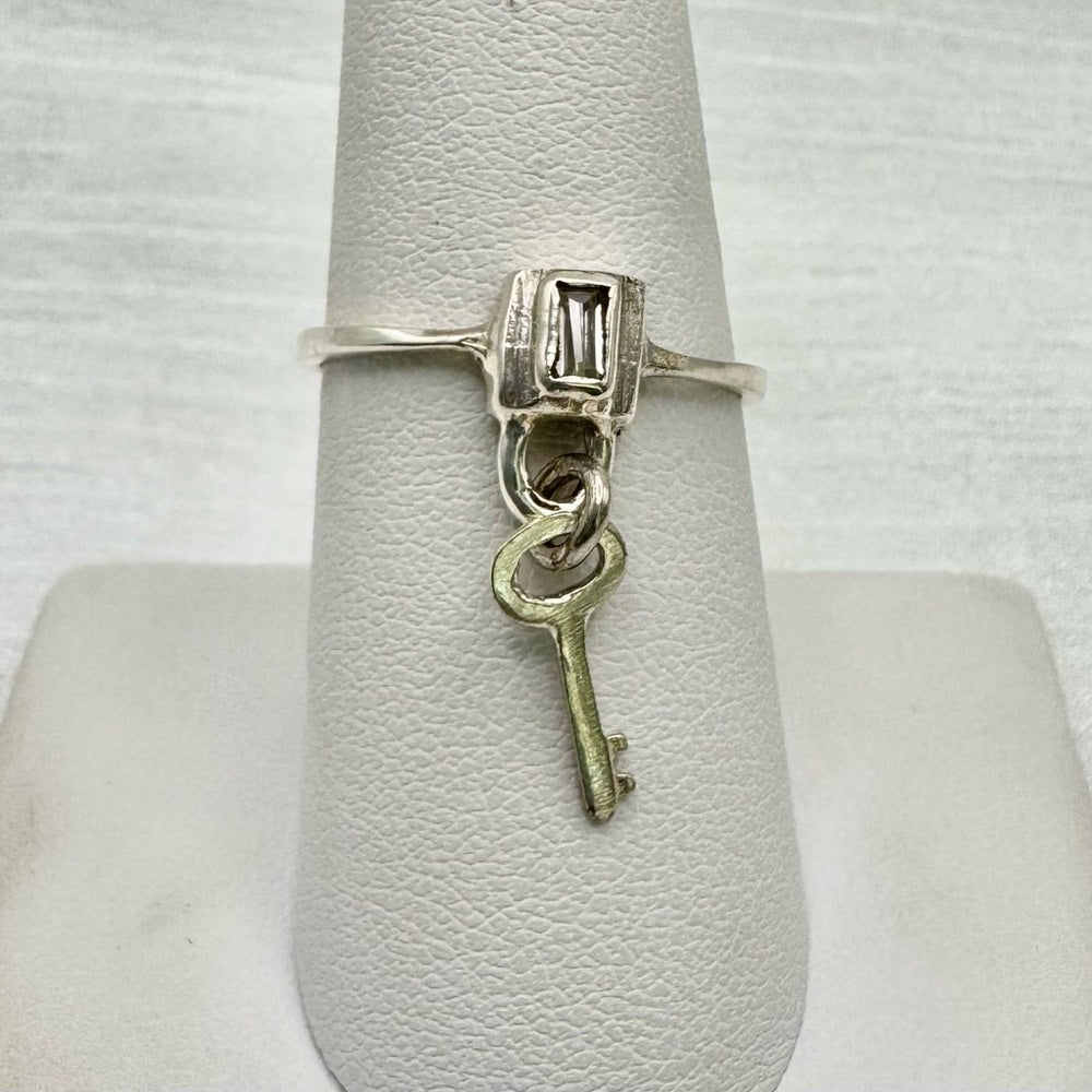 S925 Lock and Key Ring with Clear Quartz Center