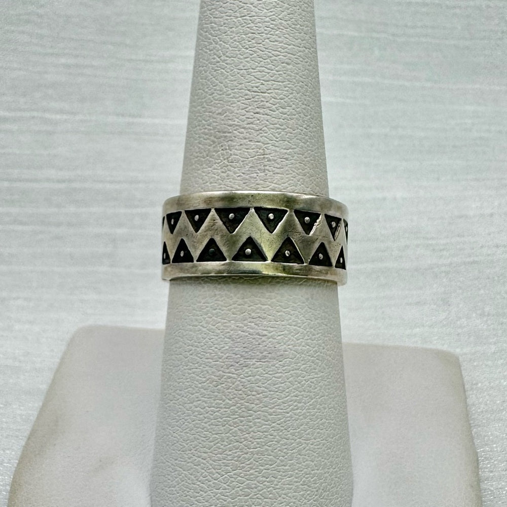 S935 Triangle Patterned Ring