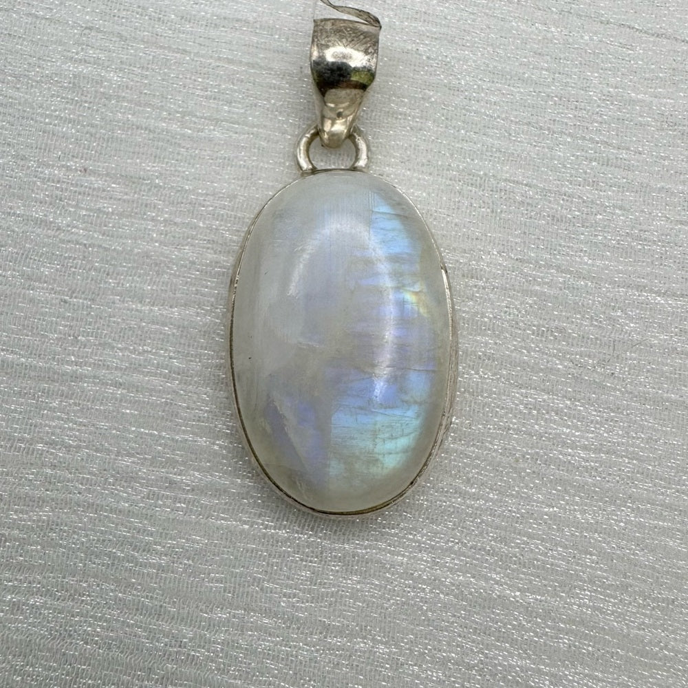 RM4 Rainbow Moonstone Oval S925 Pendant