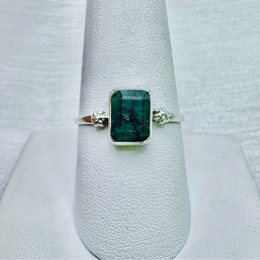 S925 Emerald Ring with Flower Detailing