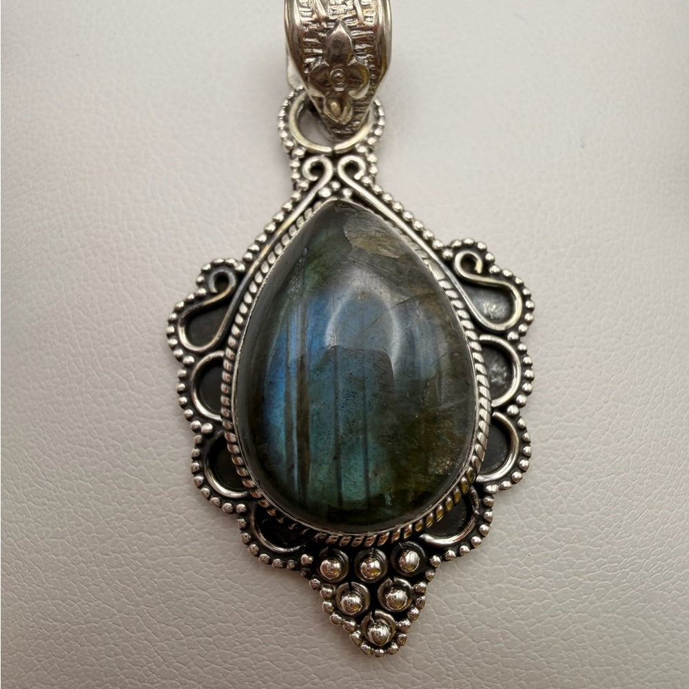 Labradorite Silver Detail Pendant