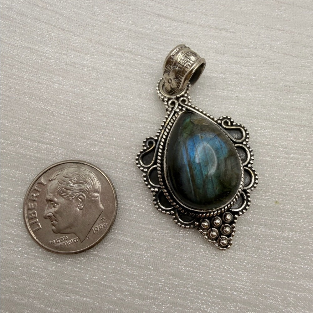 Labradorite Silver Detail Pendant