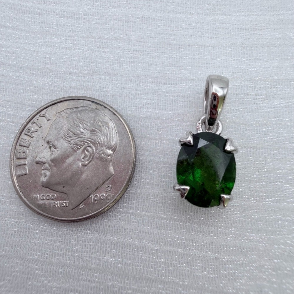 Chrome Diopside Oval Pendant