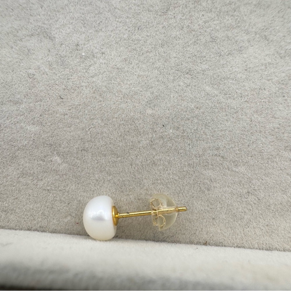 W#1 Pearl Stud Earrings