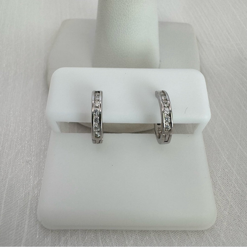 0.22 CT 2* Moissanite Huggies