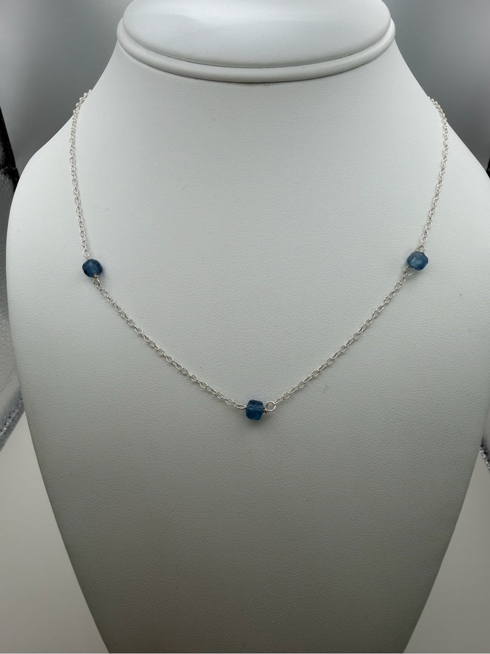 N0017 Santa Maria Aquamarine Stationed Necklace